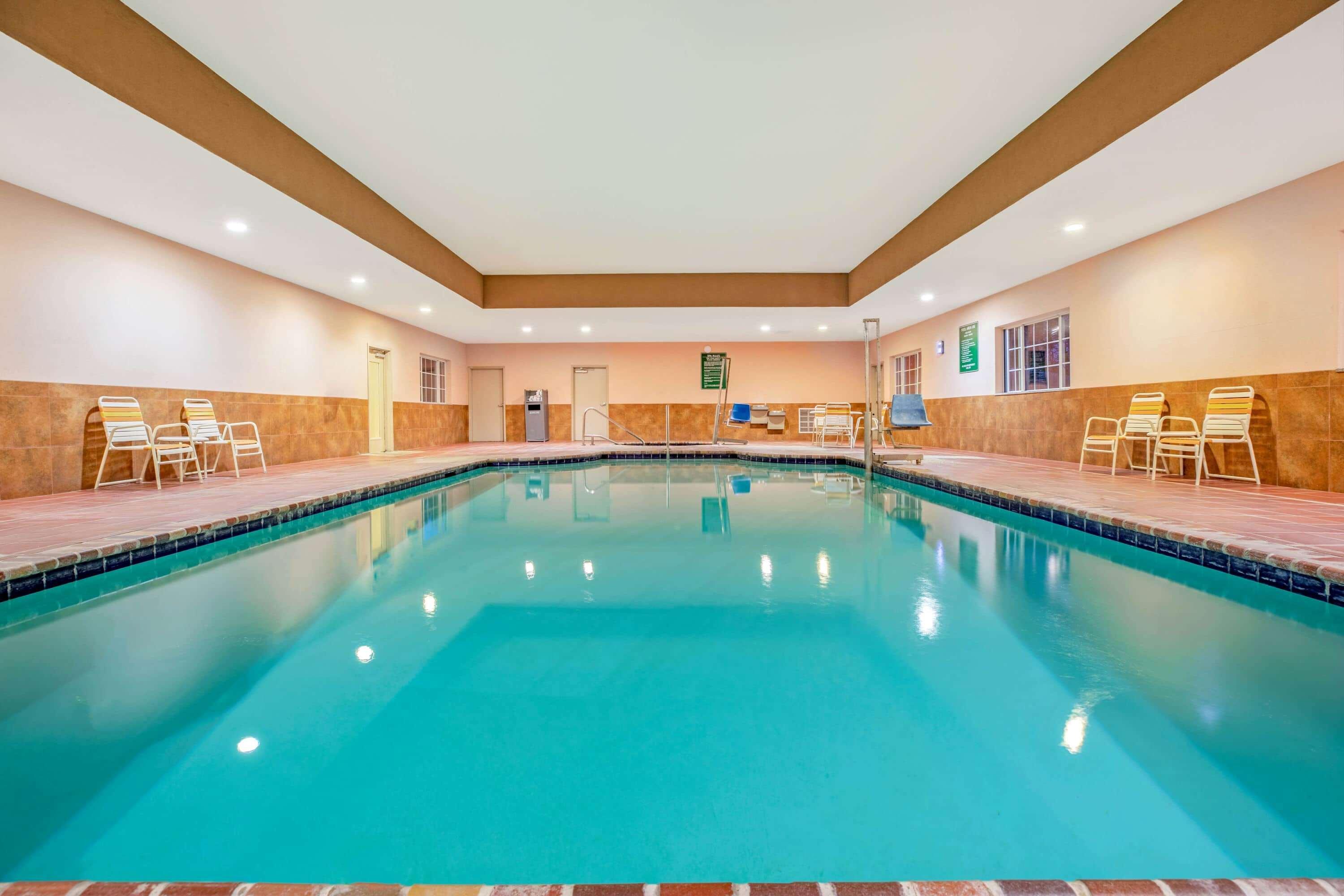 La Quinta By Wyndham Floresville Exterior photo